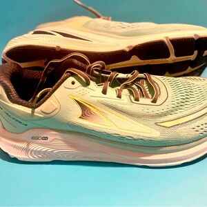 Women’s Altra Paradigm running shoes in light turquoise.